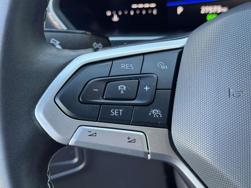 Used 2024 Volkswagen Tiguan SE w/ Panoramic Sunroof Package image 11