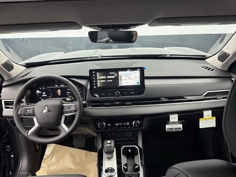 New 2025 Mitsubishi Outlander SE image 32