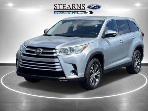 Used 2019 Toyota Highlander LE FWD image 2