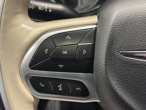 Used 2019 Chrysler Pacifica Limited image 26