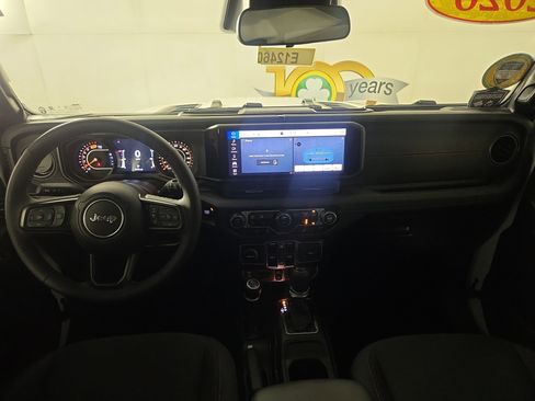 Used 2026 Jeep Wrangler Unlimited Rubicon AWD/4WD image 14