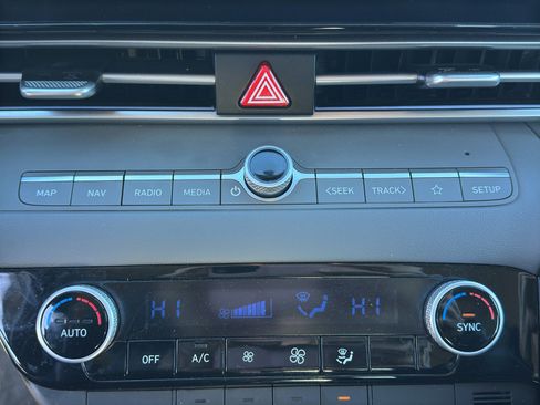 Certified 2024 Hyundai Elantra SEL image 21