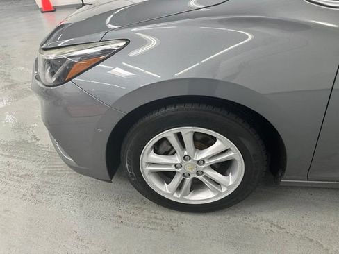 Used 2018 Chevrolet Cruze LT FWD image 2