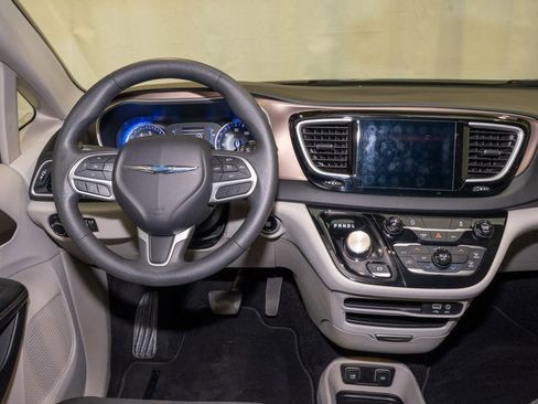 Used 2017 Chrysler Pacifica Touring image 6