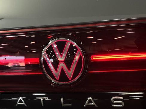 Used 2025 Volkswagen Atlas Peak Edition SE image 13