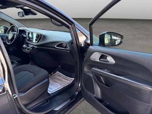 Used 2021 Chrysler Pacifica Touring w/ Cold Weather Group image 16