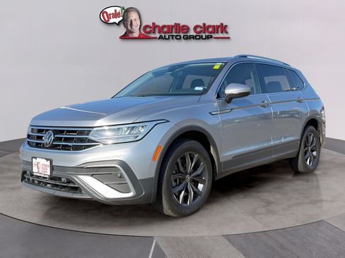 Used 2023 Volkswagen Tiguan SE FWD image 2