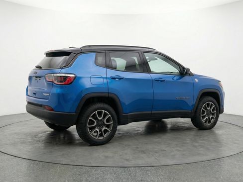Used 2025 Jeep Compass Trailhawk AWD/4WD image 9