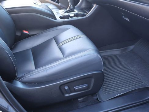 Used 2018 Toyota Highlander SE image 32