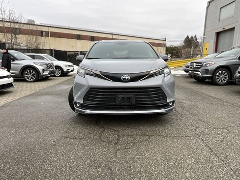 Used 2023 Toyota Sienna XLE Woodland Edition image 5