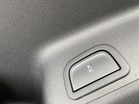 Used 2026 GMC Acadia Elevation w/ Elevation Premium Package AWD/4WD image 18