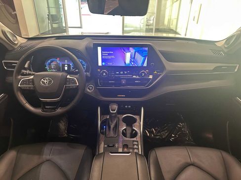 Certified 2025 Toyota Highlander Platinum image 10