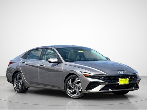 Used 2025 Hyundai Elantra Limited FWD image 2