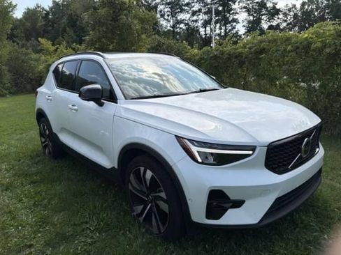 Used 2024 Volvo XC40 B5 Plus w/ Protection Package Premier AWD/4WD image 5