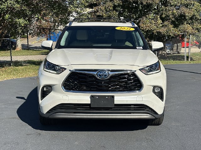 Used 2021 Toyota Highlander Platinum FWD image 2
