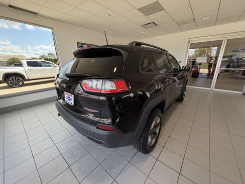 Used 2020 Jeep Cherokee Trailhawk w/ Cold Weather Group AWD/4WD image 7