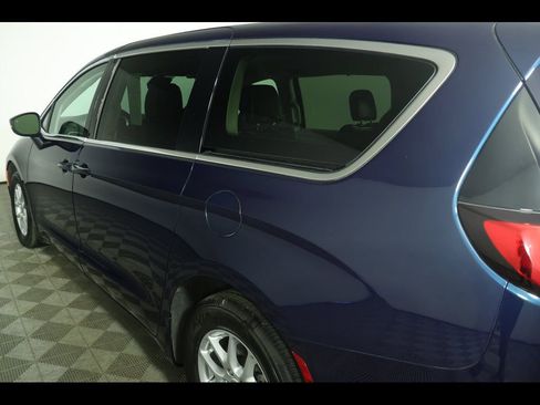 Used 2023 Chrysler Pacifica Touring-L image 8