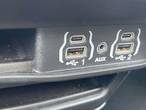 Used 2025 Chrysler Pacifica Select image 18