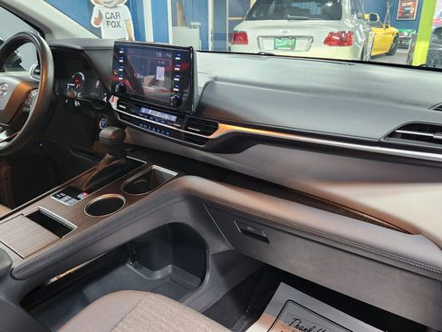 Used 2022 Toyota Sienna LE image 11