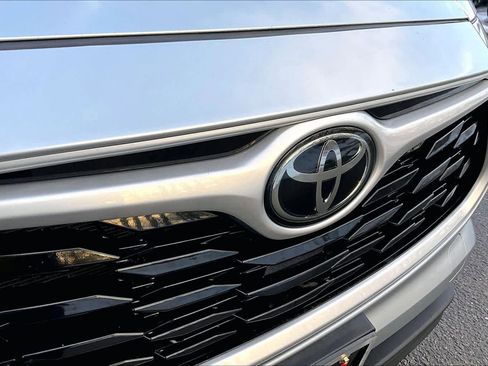 Used 2021 Toyota Highlander XLE image 29