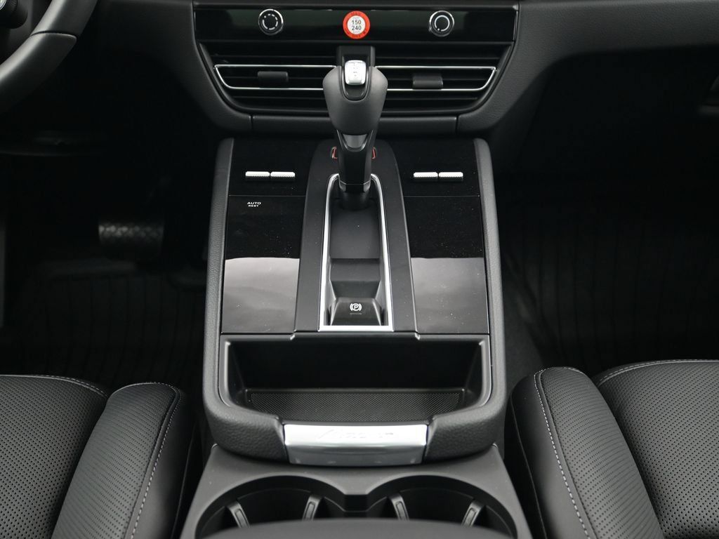 Certified 2026 Porsche Macan AWD/4WD image 10