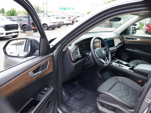 Used 2024 Volkswagen Atlas SE AWD/4WD image 14