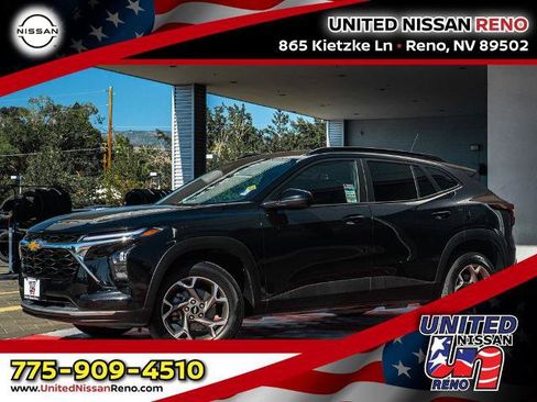 Used 2025 Chevrolet Trax LT FWD image 1