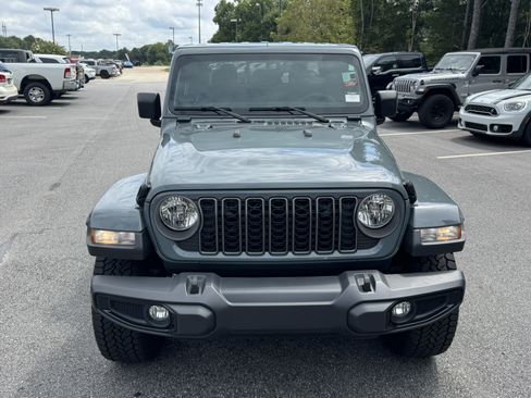 Used 2025 Jeep Gladiator Sport AWD/4WD image 2