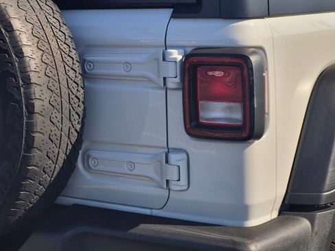 Used 2021 Jeep Wrangler Unlimited Islander image 12