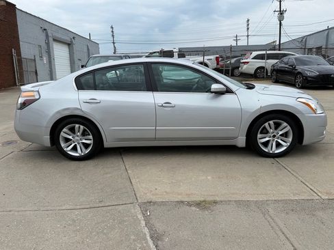 Used 2011 Nissan Altima 3.5 SR w/ 3.5SR Premium Pkg FWD image 5