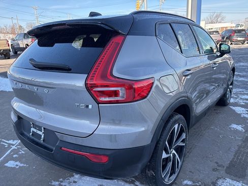 Used 2022 Volvo XC40 T5 R-Design w/ Climate Package image 6