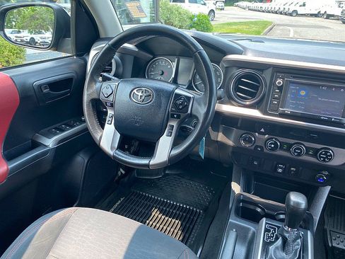 Used 2018 Toyota Tacoma SR5 AWD/4WD image 18
