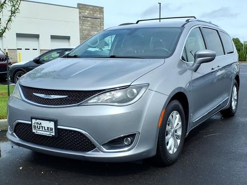 Used 2018 Chrysler Pacifica Touring-L FWD image 2