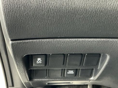 Used 2018 Nissan Pathfinder SV image 16