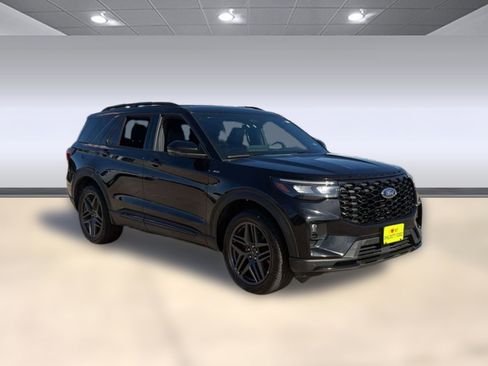 Certified 2025 Ford Explorer ST-Line w/ ST-Line Street Pack image 7