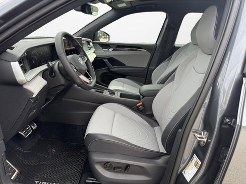 New 2026 Volkswagen Tiguan SE R-Line image 9