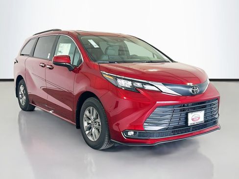 New 2026 Toyota Sienna XLE FWD image 3