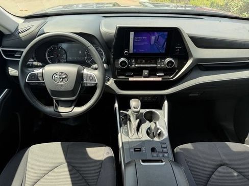 Certified 2025 Toyota Highlander LE FWD image 9