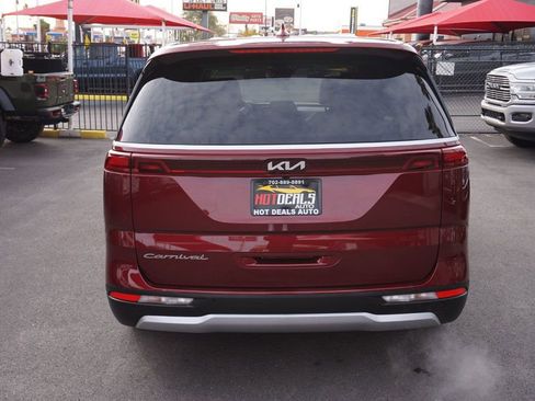 Used 2022 Kia Carnival EX image 7
