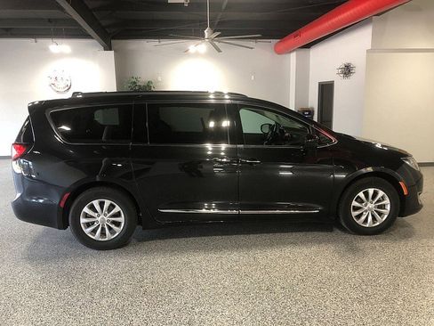Used 2018 Chrysler Pacifica Touring-L Plus FWD image 6