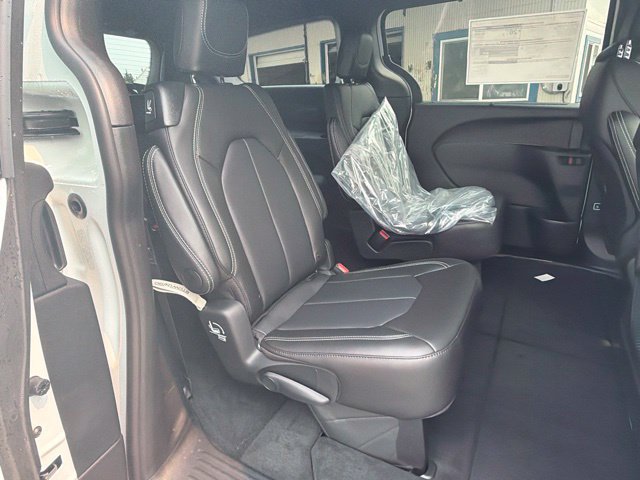 New 2027 Chrysler Pacifica Select AWD/4WD image 11