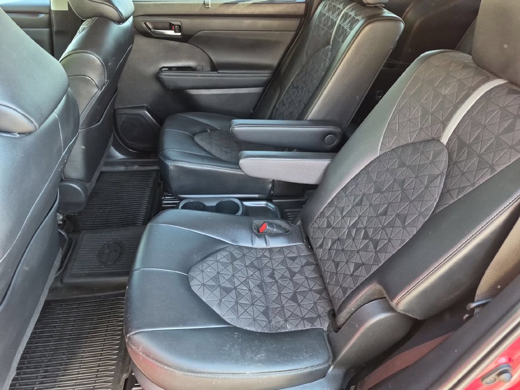 Used 2024 Toyota Highlander XLE AWD/4WD image 20
