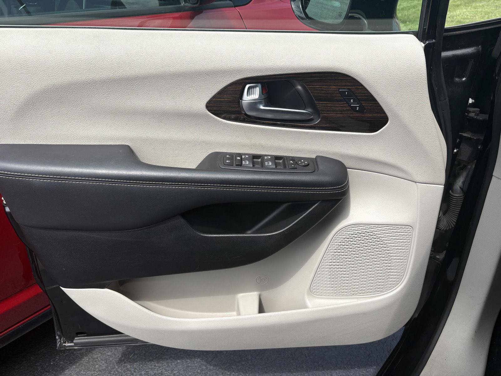Used 2023 Chrysler Pacifica Limited FWD image 3