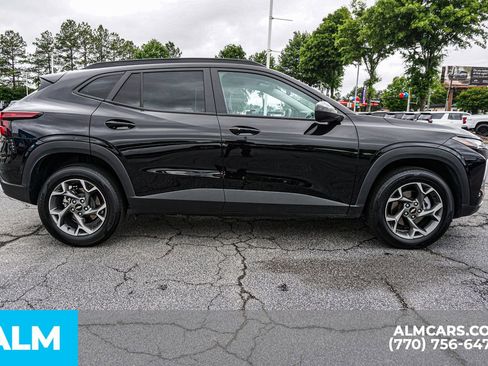 Used 2025 Chevrolet Trax LT w/ LT Convenience Package FWD image 11