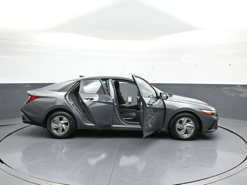 Certified 2025 Hyundai Elantra SE FWD image 41