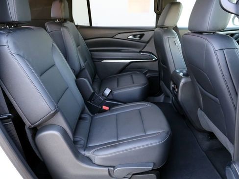 Used 2025 Chevrolet Traverse LT FWD image 24