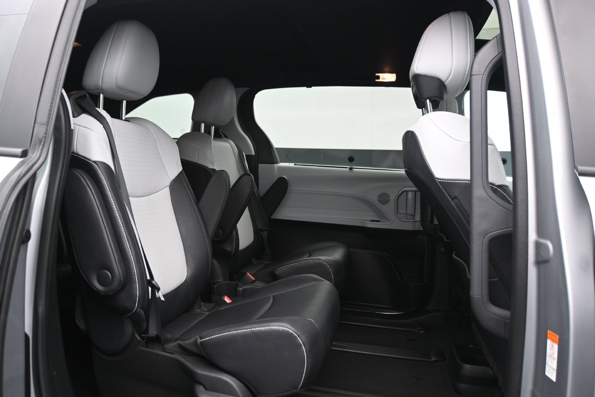 Used 2025 Toyota Sienna XSE AWD/4WD image 15