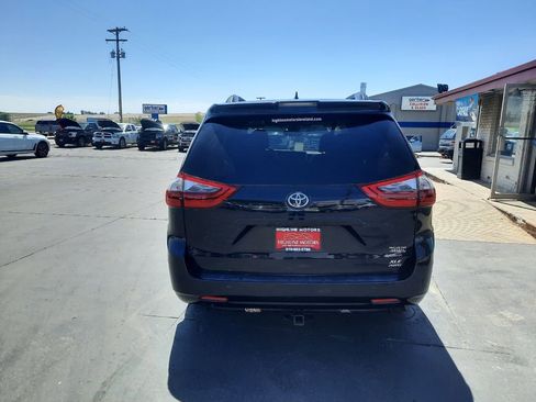 Used 2020 Toyota Sienna XLE AWD/4WD image 3