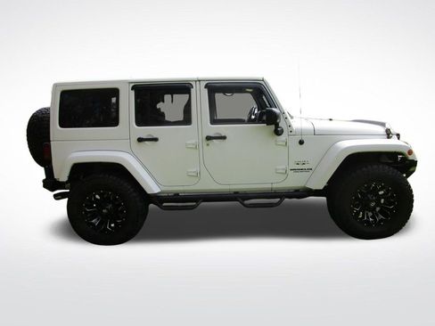 Used 2017 Jeep Wrangler Unlimited Sahara w/ Connectivity Group image 7