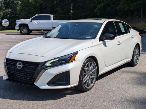 Used 2024 Nissan Altima 2.0 SR FWD image 5